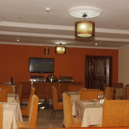 Crown Cottage Hotel Ikeja Exteriör bild